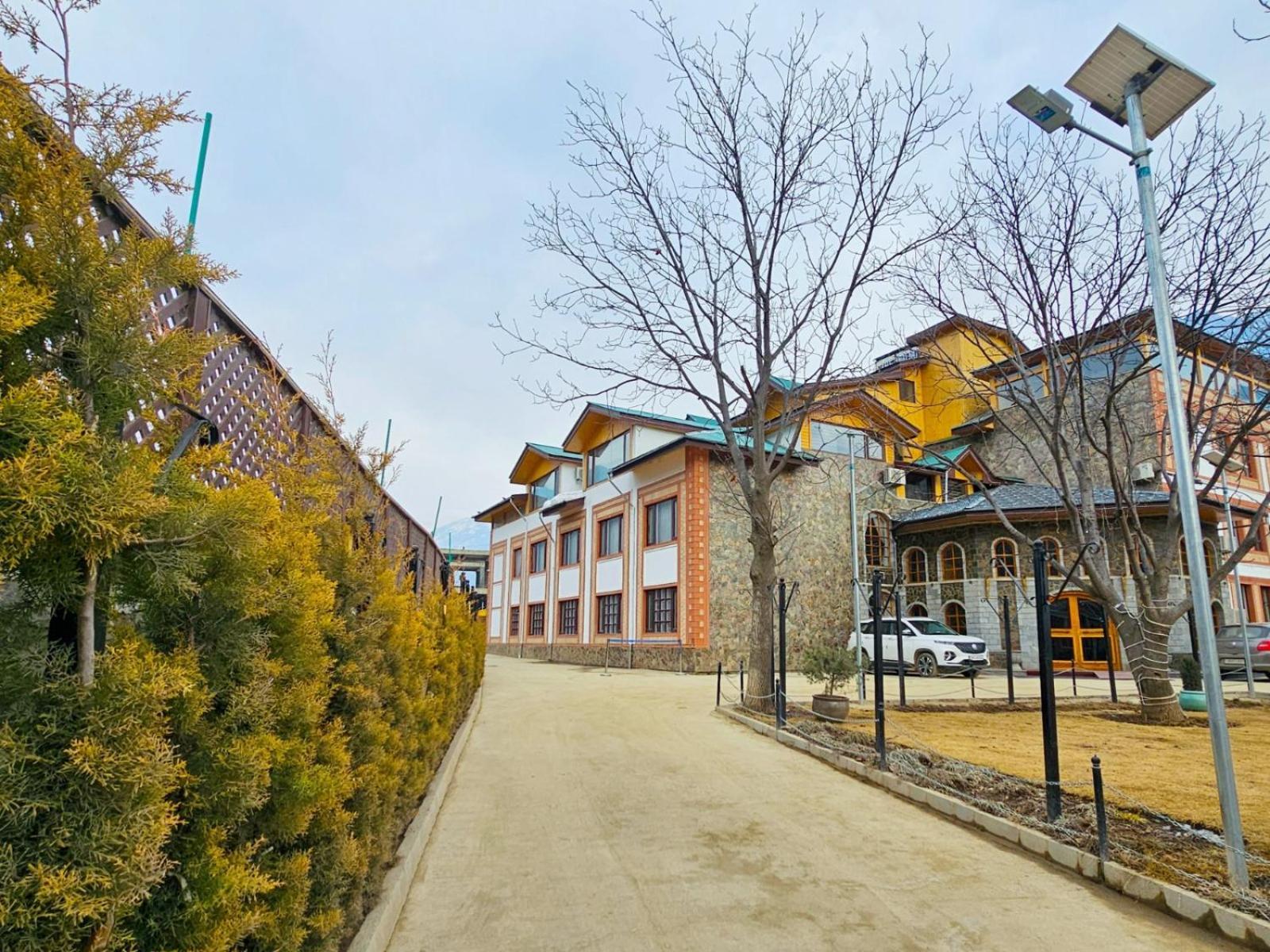 The Walnut Creek Pahalgam Hotel Ngoại thất bức ảnh