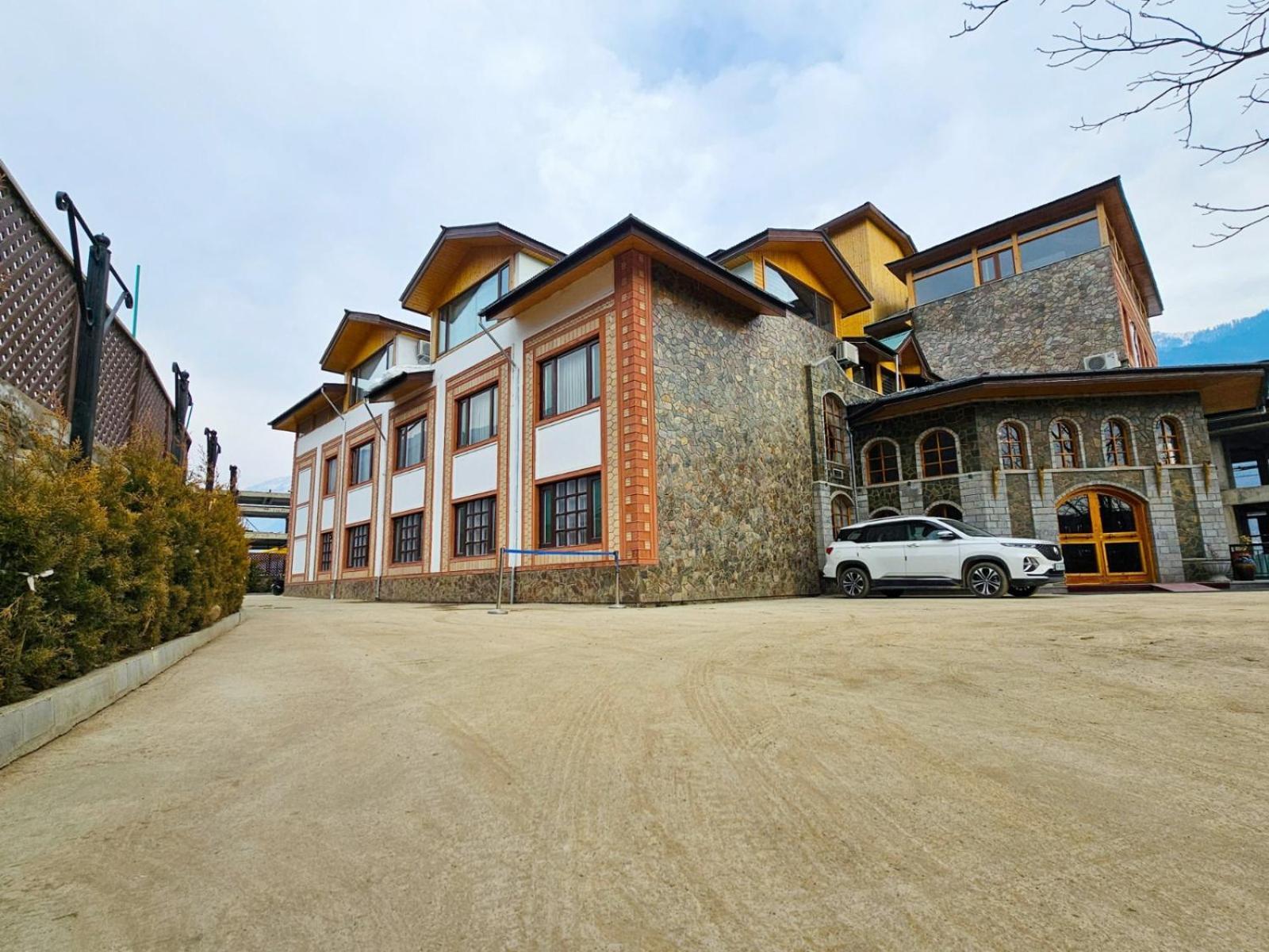 The Walnut Creek Pahalgam Hotel Ngoại thất bức ảnh